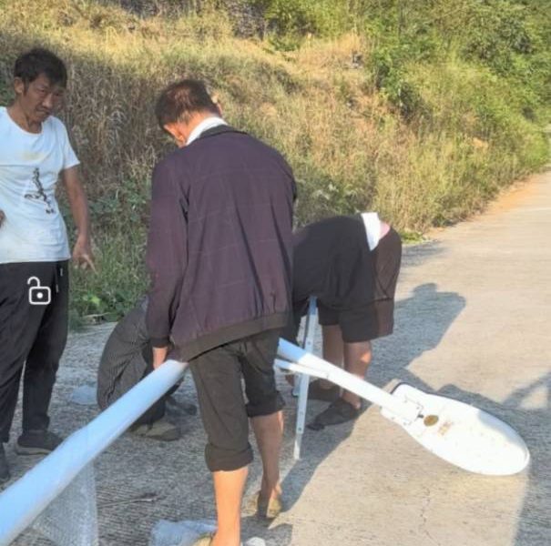 贵州至德饰家·设计、贵州炎黄修谱网负责人吴宝义为马蹄尖山子捐赠路灯公益行动！缩略图