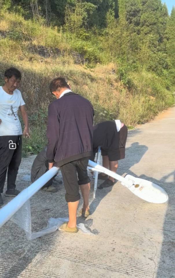 贵州至德饰家·设计、贵州炎黄修谱网负责人吴宝义为马蹄尖山子捐赠路灯公益行动！插图